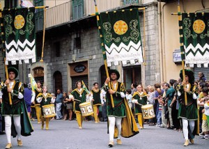 Kleurrijke vlaggen en mooie kostuums tijdens een traditionele optocht bij de Giostra Cavalleresca in Sulmona in de provincie l'Aquila.