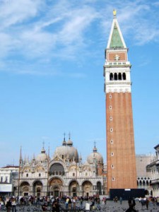 Piazza San Marco con campanile e la basilica marciana sullo sfon